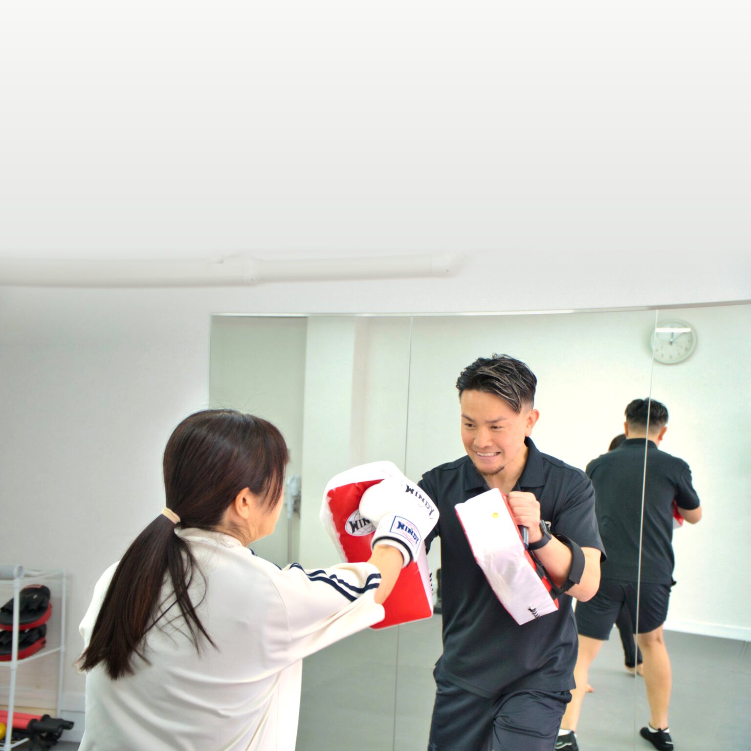 ミットを持つインストラクターと会員様